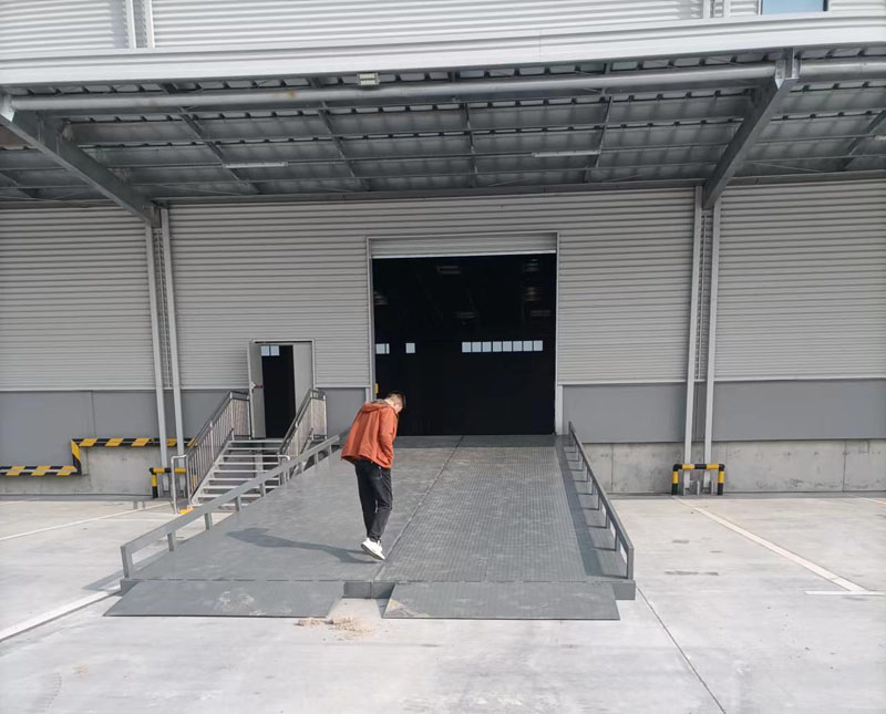 咸陽機場定制鋼制斜坡登車橋